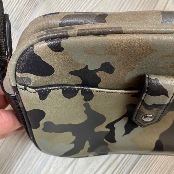 G.I.L.I. Camo Mini Crossbody Bag - Picture 5 of 11
